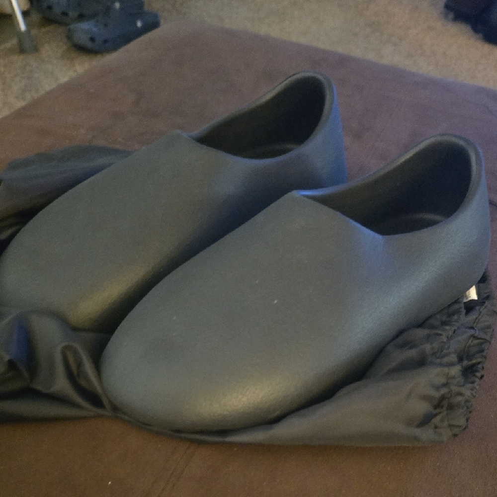 brand new yeezy size 8